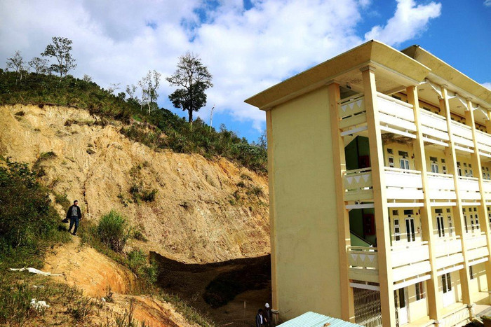 Quả đồi phía sau Trường trung học phổ thông Võ Chí Công (Tây Giang) sạt lở sau trận mưa lớn khiến thầy trò phải di dời trong đêm. Ảnh: MC
