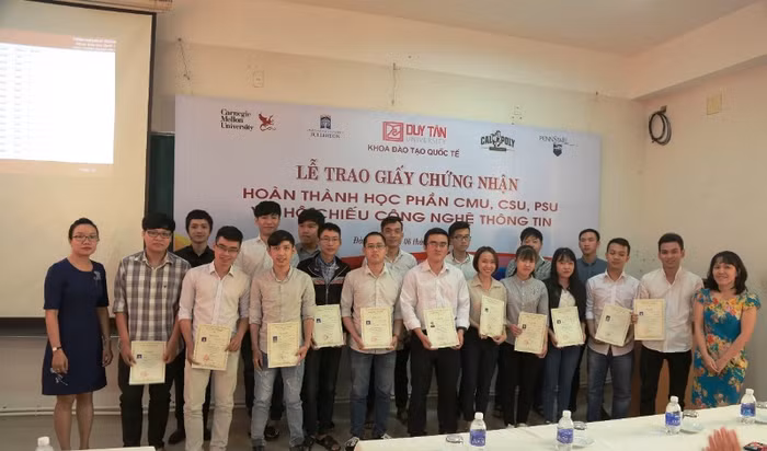 Trao chứng chỉ cho các sinh viên theo học chương trình tiên tiến. Ảnh: AN