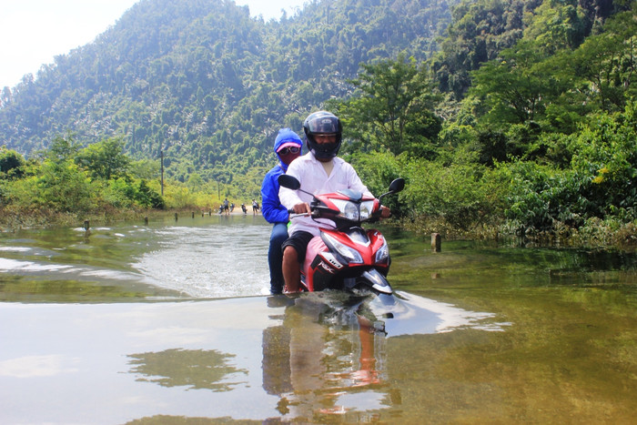 Thầy cô giáo vượt lũ vào với các bản làng của người Rục.