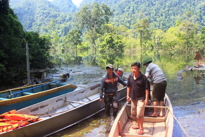 Phương tiện giao thông duy nhất để rời khỏi các bản làng người Rục là đò.