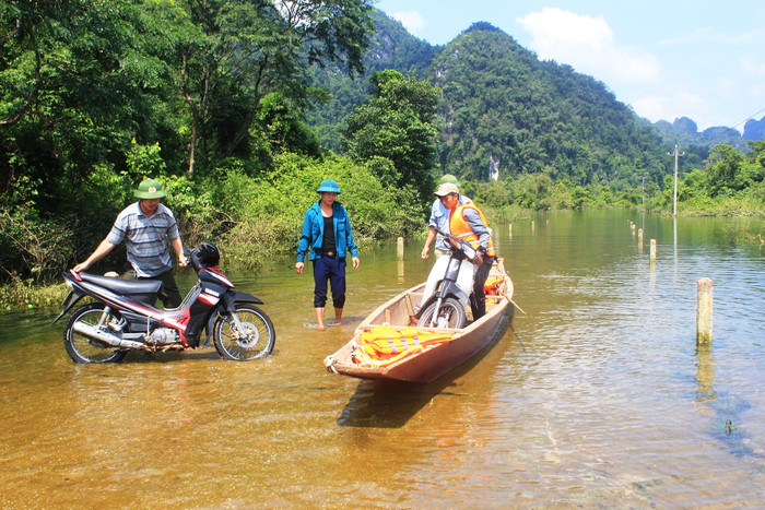 Tuyến đường dẫn vào các điểm trường bị nước lũ bao vây, chỉ còn cách di chuyển bằng đò.