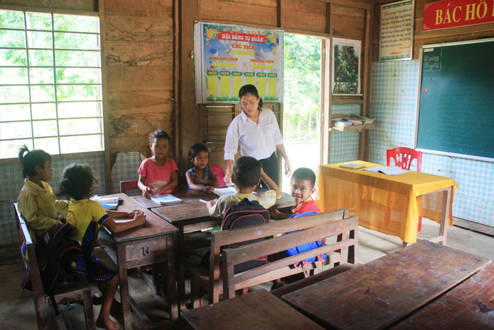 Không quản ngại khó khăn, nguy hiểm, những cô giáo vùng cao Thượng Hóa vẫn đến lớp khi xung quanh nước lũ bao vây.