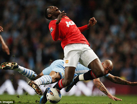 Welbeck bị đau sau pha va chạm với De Jong - Ảnh: Getty Welbeck bị đau sau pha va chạm với De Jong - Ảnh: Getty