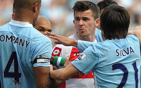 Joey Barton (áo đỏ) chính thức bị treo giò 12 trận và nộp phạt 75.000 bảng - Ảnh: Getty Joey Barton (áo đỏ) chính thức bị treo giò 12 trận và nộp phạt 75.000 bảng - Ảnh: Getty
