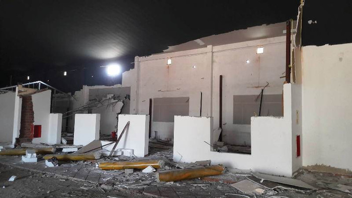 Những cột trụ nhà giả gỗ làm bằng xi măng và cát nằm ngổn ngang Những cột trụ nhà giả gỗ làm bằng xi măng và cát nằm ngổn ngang