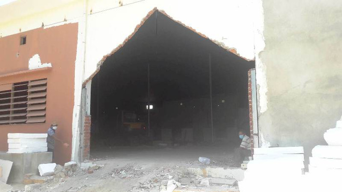 Cửa chính bên ngoài dẫn vào "khu phố" đã được đập bỏ hàng rào bao quanh, mở rộng cho xe tải ra vào. Cửa chính bên ngoài dẫn vào "khu phố" đã được đập bỏ hàng rào bao quanh, mở rộng cho xe tải ra vào.