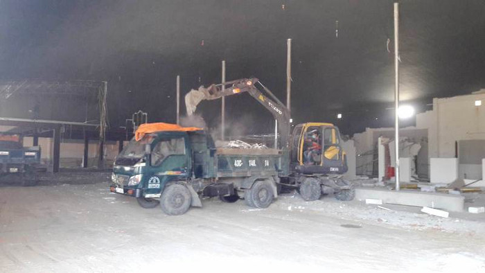 Chở xà bần và vôi vữa đã bị đập bỏ ra bên ngoài. Chở xà bần và vôi vữa đã bị đập bỏ ra bên ngoài.