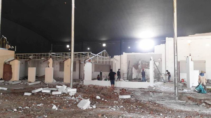 Công nhân thực hiện tháo dỡ công trình này suốt nhiều ngày qua. Công nhân thực hiện tháo dỡ công trình này suốt nhiều ngày qua.