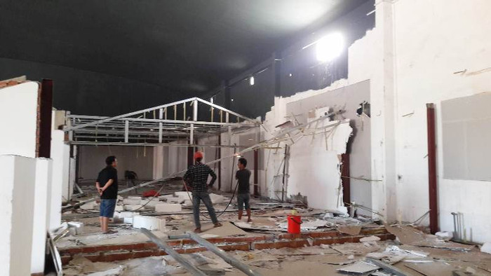 Công nhân đang tháo dỡ các khung sườn nhà kiểu cổ làm bằng sắt. Công nhân đang tháo dỡ các khung sườn nhà kiểu cổ làm bằng sắt.