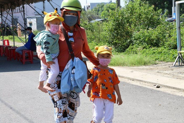 Những người không ở tại các địa phương có dịch và có đơn xác nhận của Ủy ban nhân dân phường, xã, thị trấn đang tạm trú tại địa phương và địa phương đó không có dịch thì mới được làm thủ tục vào thành phố.