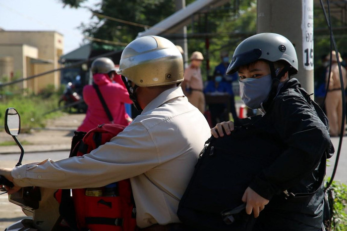 Cán bộ, giáo viên, nhân viên, học sinh trở về thành phố đợt 1 phải bảo đảm các điều kiện cụ thể và có tên trong danh sách do Sở Giáo dục và Đào tạo cung cấp.