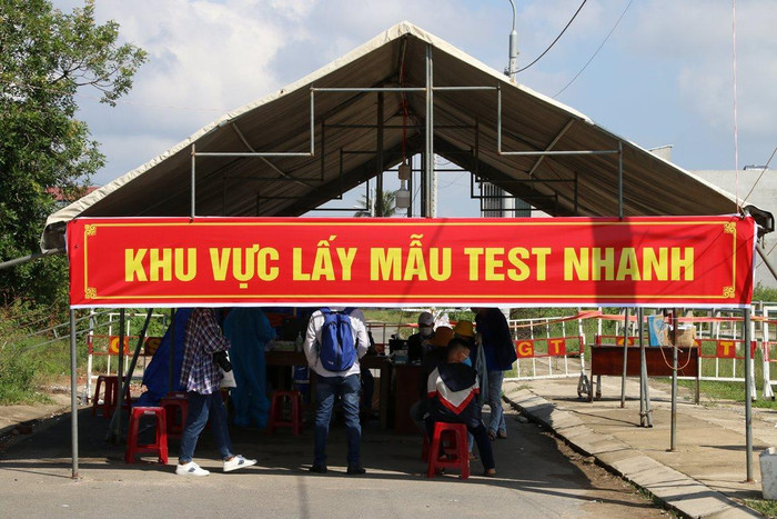 Khu vực lấy mẫu Test nhanh được dựng ngay cạnh chốt kiểm soát.