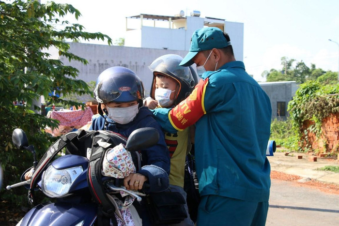 Lực lượng dân quân tự vệ hỗ trợ các giáo viên, phụ huynh tại chốt kiểm soát trên đường Trần Đại Nghĩa (quận Ngũ Hành Sơn).