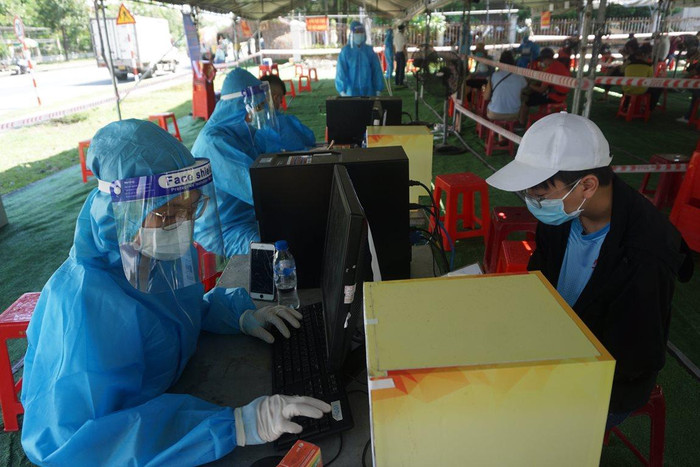 Đối với giáo viên, học sinh đang ở các vùng có dịch như: Bình Dương, Đắk Lắk, Kiên Giang, Long An, thành phố Hồ Chí Minh… sẽ được thành phố xem xét hỗ trợ về trong các đợt sau.