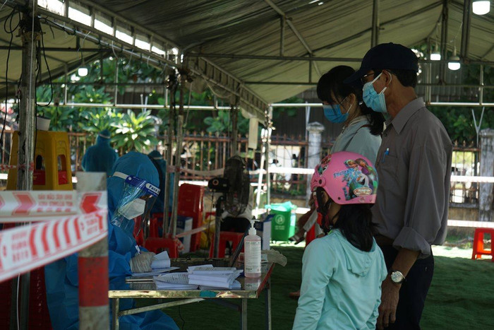 Cán bộ, giáo viên, nhân viên, học sinh, học viên và người hỗ trợ (đi cùng) khai báo y tế qua app Danangsmartcity, khaibaoyte.danang.gov.vn, qua zalo tổng đài 1022.