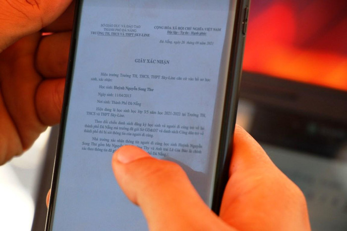 Học sinh trình giấy xác nhận của Sở Giáo dục và Đào tạo Đà Nẵng tại các chốt kiểm soát.