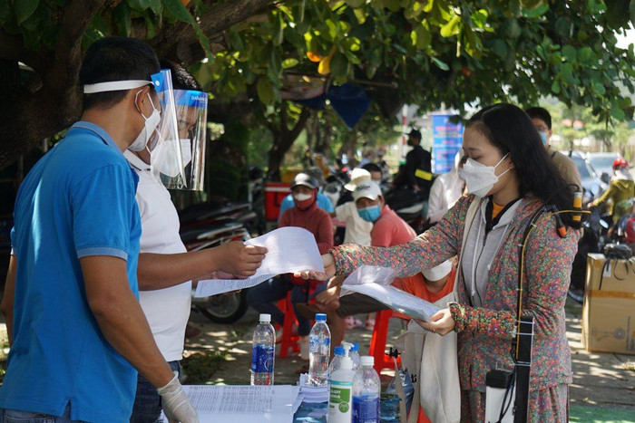 Hàng ngàn giáo viên, học sinh vội vã trở về Đà Nẵng để chuẩn bị đi học trực tiếp từ giữa tháng 10. Ảnh: AN Hàng ngàn giáo viên, học sinh vội vã trở về Đà Nẵng để chuẩn bị đi học trực tiếp từ giữa tháng 10. Ảnh: AN