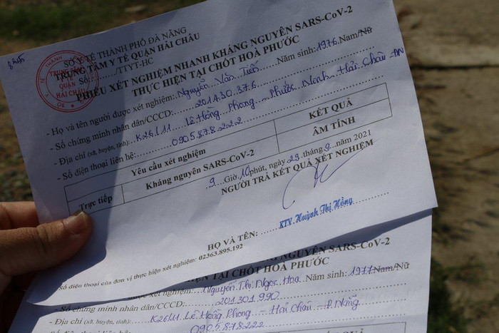 Nhận được kết quả xét nghiệm âm tính thì người dân mới được tiếp tục di chuyển.