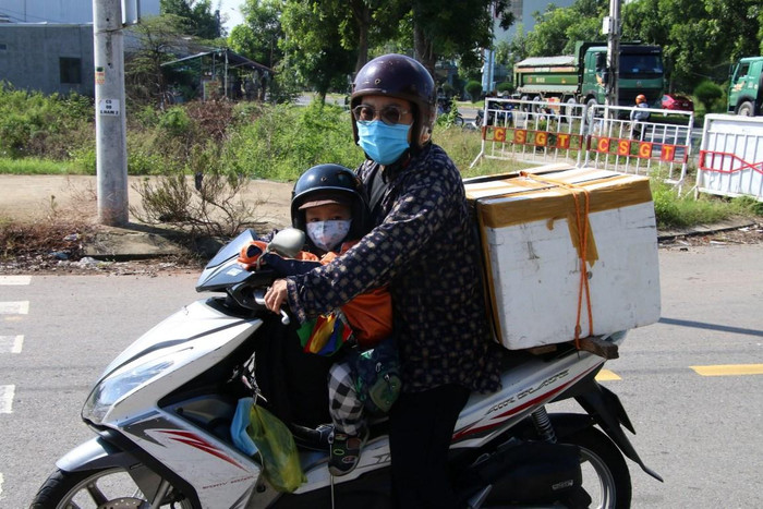 Từ sáng sớm, nhiều phụ huynh đã chở lỉnh kỉnh đồ đạc cùng con tới chốt kiểm soát để làm thủ tục vào thành phố Đà Nẵng.