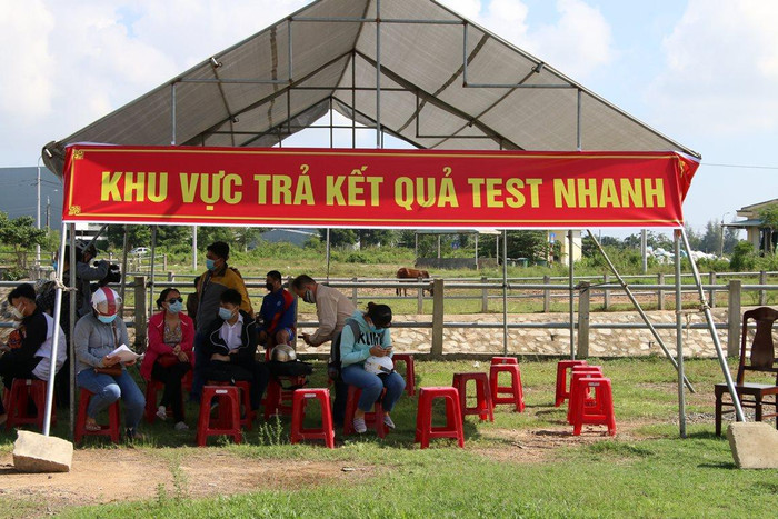 Khu vực trả kết quả test nhanh, chỉ có những người có kết quả âm tính mới được qua chốt.