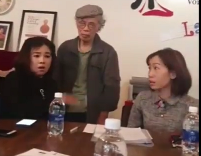 Bà Th. (bìa trái) đánh cô giáo Hằng sau đó quay clip tung lên mạng xã hội. Ảnh cắt từ clip Bà Th. (bìa trái) đánh cô giáo Hằng sau đó quay clip tung lên mạng xã hội. Ảnh cắt từ clip