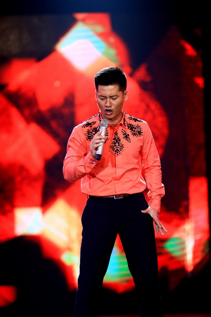 Đức Tuấn đã mang tới chương trình một ca khúc nhạc Trịnh đi vào lòng người mang tên “Có những con đường” với chất giọng trầm ấm.