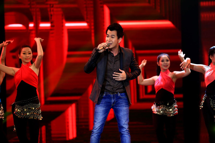 Làm mới những ca khúc quen thuộc theo một phong cách riêng, album “Xuân thênh thang” của Hồ Trung Dũng đã để lại nhiều ấn tượng với người nghe. Chàng trai đa tài này năm trước đã xuất sắc giành chiếc cúp cho mình.