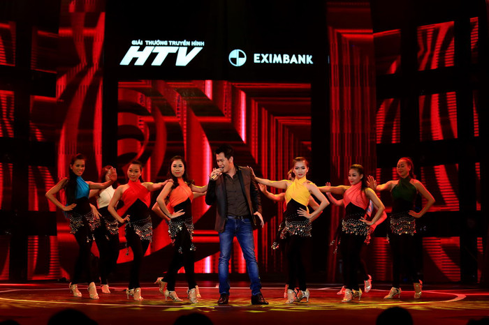 Anh đã mang đến sân khấu đêm diễn ca khúc “Hãy mang đến những mùa xuân” đậm chất trữ tình, lãng mạn. Trong thời gian ngắn ngủi, Hồ Trung Dũng vẫn kịp chia sẻ dí dỏm về chuyện cô học trò mê thầy giáo tới mức bỏ thi, hay về mối tình năm 19 tuổi chỉ yêu có 1 tháng nhưng mất tới 1 năm để vượt qua cú sốc “thất tình”.