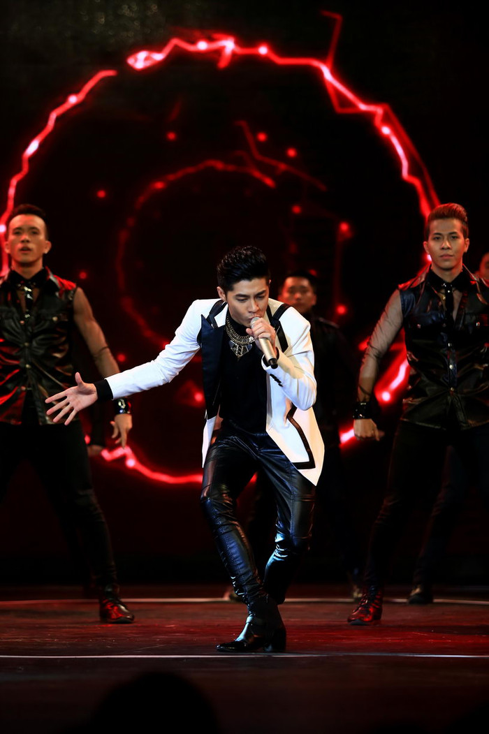 Nam ca sĩ cuối cùng trong top 3 là Noo Phước Thịnh. Nếu hai đàn anh của mình chọn dòng nhạc trữ tình, đòi hỏi phô diễn yếu tố kỹ thuật ca hát nhiều thì Noo Phước Thịnh lại được yêu thích bởi những ca khúc dành cho giới trẻ.