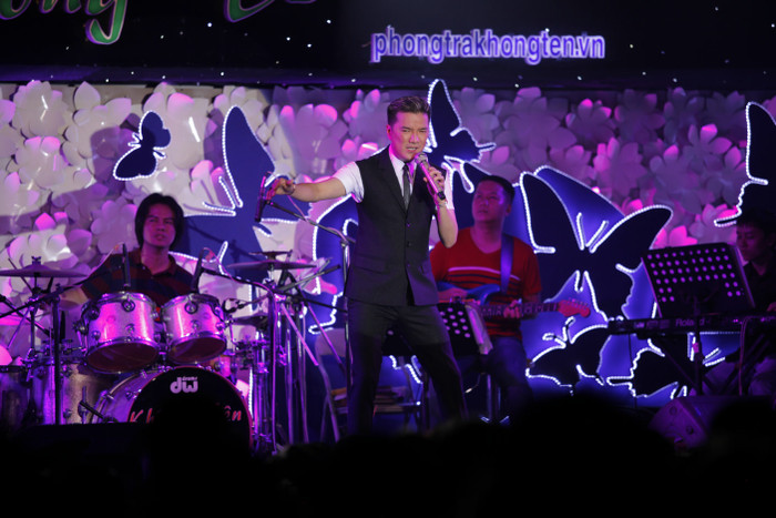 Mr Đàm hát hơn 10 ca khúc để phục vụ những khán giả ngồi đến tận khuya để chờ nghe anh. “Ông hoàng nhạc Việt” không quên gửi lời cảm ơn đến các khán giả đã mua vé, dành thời quan quý báu đến với chương trình ý nghĩa này.