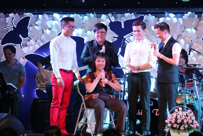 Hoàng Lan chia sẻ rằng, giây phút này, chị cảm thấy thực sự xúc động trước tình cảm của tất cả mọi người. Và có lẽ cũng do quá xúc động nên chị không nói được nhiều mà chỉ liên tục gửi lời cảm ơn.