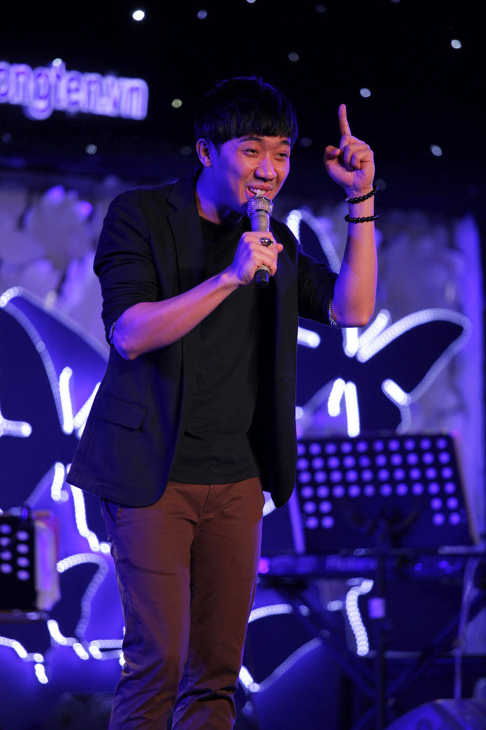 MC Trấn Thành gây bất ngờ cho khán giả khi anh thể hiện Lại gần hôn anh và ca khúc nhạc ngoại Can take my eyes off you.