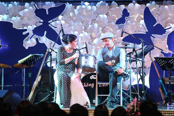 Nghệ sỹ hài Hồng Vân phối hợp ăn ý với diễn viên Minh Luân trong một tiểu phẩm hài.