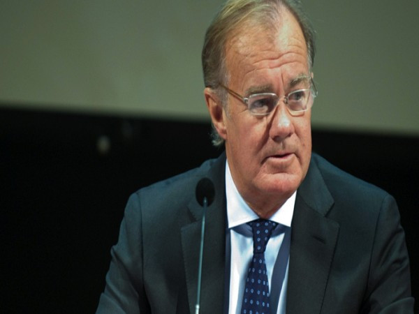 Stefan Persson Tổng tài sản: 26 tỉ USD, xếp thứ 8 thế giới Quốc tịch: Thụy Sĩ Ngành: Bán lẻ thời trang (H&M) Ông là Chủ tịch của hãng bán lẻ Hennes & Mauritz (H&M) có hệ thống hơn 2.000 cửa hàng trên toàn thế giới. Ngoài ra, ông còn sở hữu cả một ngôi làng ở Anh, làng Linkenholt.