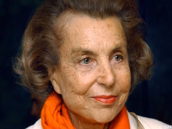 Liliane Bettencourt Tổng tài sản: 24 tỉ USD, xếp thứ 15 thế giới Quốc tịch: Pháp Ngành: mỹ phẩm (L'Oreal) Người phụ nữ giàu nhất Châu Âu này không được quyền kiểm soát tài sản của mình. Bà còn bị buộc tội tài trợ bất hợp pháp cho cuộc tranh cử của Tổng thống Pháp Nicolas Sarkozy. Hiện tài sản của bà do con gái và cháu nắm giữ.