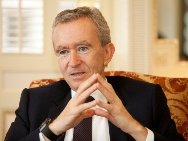 Bernard Arnault Tổng tài sản: 41 tỉ USD, xếp hạng 4 thế giới Quốc tịch: Pháp Ngành: Thời trang và nước giải khát (LVMH) Arnault bắt đầu xây dựng sự nghiệp thời trang vào năm 1985 khi dùng 15 triệu USD bố cho để mua hãng Christian Dior. Cho đến nay, ông nắm trong tay rất nhiều nhãn hiệu thời trang xa xỉ bậc nhất thế giới, trong đó có Louis Vuitton, Moet Hennensy, Dom Perignon, Fendi Tag Heuer, Hermes.