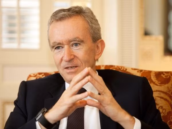 Bernard Arnault Tổng tài sản: 41 tỉ USD, xếp hạng 4 thế giới Quốc tịch: Pháp Ngành: Thời trang và nước giải khát (LVMH) Arnault bắt đầu xây dựng sự nghiệp thời trang vào năm 1985 khi dùng 15 triệu USD bố cho để mua hãng Christian Dior. Cho đến nay, ông nắm trong tay rất nhiều nhãn hiệu thời trang xa xỉ bậc nhất thế giới, trong đó có Louis Vuitton, Moet Hennensy, Dom Perignon, Fendi Tag Heuer, Hermes.