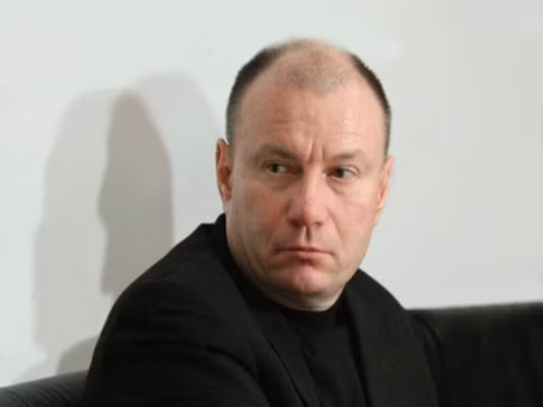 Vladimir Potanin Tổng tài sản: 14,5 tỉ USD, xếp hạng 46 thế giới Quốc tịch: Nga Lĩnh vực: Khai thác khoáng sản kim loại Không như những người bạn của mình, Potanin được sinh ra trong một gia đình cộng sản thượng lưu và được chuẩn bị mọi thứ cho sự nghiệp. Ông quyết định sẽ quyên tặng tất cả tài sản cho các tổ chức từ thiện sau khi chết.