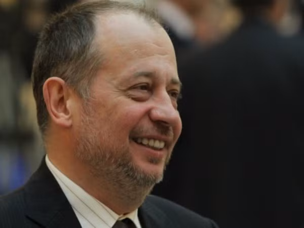 Vladimir Lisin Tổng tài sản: 15,9 tỉ USD, xếp thứ 41 thế giới Quốc tịch: Nga Ngành kinh doanh: thép, vận tải Vladimir Lisin, ông chủ tập đoàn thép Novolipetsk, đang là một trong những người giàu nhất xứ sở bạch dương. Ông cũng là người rất đam mê môn bắn súng, hiện ông là chủ tịch của liên đoàn bắn súng Nga.