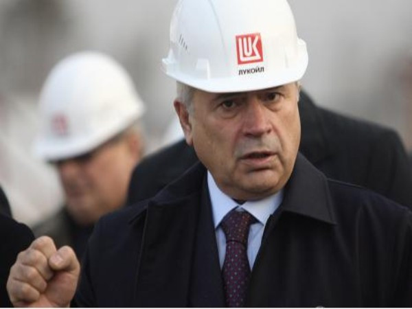 Vagit Alekperov Tổng tài sản: 13,5 tỉ USD, xếp thứ 56 thế giới Quốc tịch: Nga Lĩnh vực: Dầu mỏ (Lukoil) Vị Chủ tịch Tập đoàn Dầu khí Lukoil này đang đứng trong top 10 người giàu nhất nước Nga. Tuy nhiên, công ty Lukoil của Alekperov lại từng bị cáo buộc hủy hoại môi trường sống của ngôi làng ngần đó.