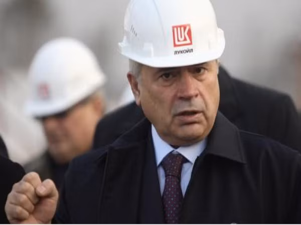 Vagit Alekperov Tổng tài sản: 13,5 tỉ USD, xếp thứ 56 thế giới Quốc tịch: Nga Lĩnh vực: Dầu mỏ (Lukoil) Vị Chủ tịch Tập đoàn Dầu khí Lukoil này đang đứng trong top 10 người giàu nhất nước Nga. Tuy nhiên, công ty Lukoil của Alekperov lại từng bị cáo buộc hủy hoại môi trường sống của ngôi làng ngần đó.