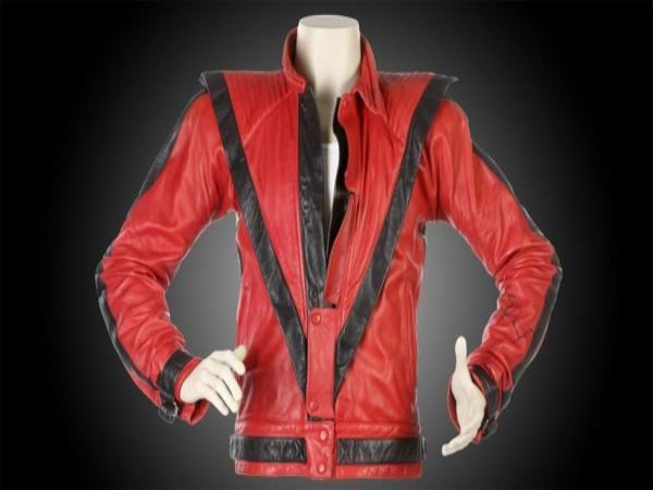 Áo khoác "Thriller" của Michael Jackson Tháng 6 năm ngoái, sàn đấu giá Julien (Mỹ) đã khiến cả thế giới choáng váng khi chiếc áo khoác “Thriller” nổi tiếng của ông vua nhạc Pop Michael Jackson được bán với mức giá 1,8 triệu USD, cao hơn gấp nhiều lần so với giá dự tính (400.000 USD). Chiếc áo da bê màu đỏ đen này đã được Michael sử dụng trong video “Thriller” dài hơn 14 phút và đã gây ra cơn sốt thời trang vào những năm 80 của thế kỷ 20. Dưới tay áo còn có dòng chữ “Love Michael Jackson”. Áo khoác “Thriller” do hai nhà tạo mẫu lâu năm của MJ là Dennis Tompkins và Michael Bush thiết kế. Áo khoác "Thriller" của Michael Jackson Tháng 6 năm ngoái, sàn đấu giá Julien (Mỹ) đã khiến cả thế giới choáng váng khi chiếc áo khoác “Thriller” nổi tiếng của ông vua nhạc Pop Michael Jackson được bán với mức giá 1,8 triệu USD, cao hơn gấp nhiều lần so với giá dự tính (400.000 USD). Chiếc áo da bê màu đỏ đen này đã được Michael sử dụng trong video “Thriller” dài hơn 14 phút và đã gây ra cơn sốt thời trang vào những năm 80 của thế kỷ 20. Dưới tay áo còn có dòng chữ “Love Michael Jackson”. Áo khoác “Thriller” do hai nhà tạo mẫu lâu năm của MJ là Dennis Tompkins và Michael Bush thiết kế.