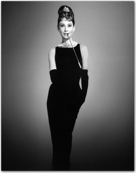 Váy của Audrey Hepburn Chiếc váy đen bó sát người mà nữ diễn viên huyền thoại Hollywood Audrey Hepburn mặc trong bộ phim "Breakfast at Tiffany’s" đã được đem bán trong một buổi đấu giá vào tháng 12/2006 với số tiền 923.187 USD. Đây là một trong 3 chiếc váy bó sát người được hãng thời trang Givenchy may theo đơn đặt hàng của các nhà sản xuất bộ phim "Breakfast at Tiffany’s" của đạo diễn Blake Edwards. Váy của Audrey Hepburn Chiếc váy đen bó sát người mà nữ diễn viên huyền thoại Hollywood Audrey Hepburn mặc trong bộ phim "Breakfast at Tiffany’s" đã được đem bán trong một buổi đấu giá vào tháng 12/2006 với số tiền 923.187 USD. Đây là một trong 3 chiếc váy bó sát người được hãng thời trang Givenchy may theo đơn đặt hàng của các nhà sản xuất bộ phim "Breakfast at Tiffany’s" của đạo diễn Blake Edwards.
