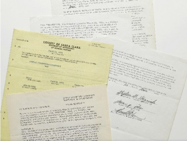 Hợp đồng sáng lập gốc của Apple Bản hợp đồng sáng lập gốc của Apple, một trong những kỷ vật mà Steve Jobs để lại, một lần nữa là tâm điểm chú ý trong giới đại gia khi nó được bán với số tiền “khủng” 1,6 triệu USD trong một phiên đấu giá hồi cuối tháng 12 năm ngoái. Bản hợp đồng được ký vào năm 1976, có ghi rõ chữ ký xác thực của Steve Jobs cùng hai người đồng sáng lập Apple là Steve Wozniack và Ronald Wayne. Được biết, giá khởi điểm của món kỷ vật này chỉ có giá từ 100.000 đến 150.000 USD. Hợp đồng sáng lập gốc của Apple Bản hợp đồng sáng lập gốc của Apple, một trong những kỷ vật mà Steve Jobs để lại, một lần nữa là tâm điểm chú ý trong giới đại gia khi nó được bán với số tiền “khủng” 1,6 triệu USD trong một phiên đấu giá hồi cuối tháng 12 năm ngoái. Bản hợp đồng được ký vào năm 1976, có ghi rõ chữ ký xác thực của Steve Jobs cùng hai người đồng sáng lập Apple là Steve Wozniack và Ronald Wayne. Được biết, giá khởi điểm của món kỷ vật này chỉ có giá từ 100.000 đến 150.000 USD.