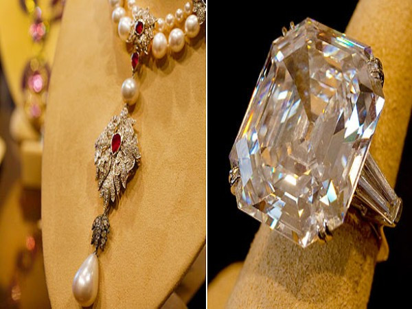 Bộ nữ trang của Elizabeth Taylor Tháng 12 năm ngoái, sàn đấu giá Christie (Anh) một lần nữa khiến dư luận ngạc nhiên khi mang đấu giá bộ nữ trang của diễn viên Hollywood Elizabeth Taylor với số tiền thu được lên tới 116 triệu USD. Với số tiền này, bộ nữ trang của Elizabeth Taylor đã trở thành món trang sức đắt tiền nhất tại các cuộc bán đấu giá từ trước đến nay. Nổi bật trong những bộ sưu tập là chuỗi ngọc trai nổi tiếng “La Peregrina” (11,8 triệu USD) và chiếc nhẫn kim cương mà nam tài tử Richard Burton đã mua tặng Elizabeth Taylor (8,8 triệu USD). Bộ nữ trang của Elizabeth Taylor Tháng 12 năm ngoái, sàn đấu giá Christie (Anh) một lần nữa khiến dư luận ngạc nhiên khi mang đấu giá bộ nữ trang của diễn viên Hollywood Elizabeth Taylor với số tiền thu được lên tới 116 triệu USD. Với số tiền này, bộ nữ trang của Elizabeth Taylor đã trở thành món trang sức đắt tiền nhất tại các cuộc bán đấu giá từ trước đến nay. Nổi bật trong những bộ sưu tập là chuỗi ngọc trai nổi tiếng “La Peregrina” (11,8 triệu USD) và chiếc nhẫn kim cương mà nam tài tử Richard Burton đã mua tặng Elizabeth Taylor (8,8 triệu USD).