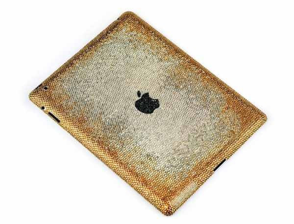 iPad 2 Blooming Gold Edition Giá: 10.000 USD. Chiếc iPad này được chế tác bởi Crystograph, một công ty nổi tiếng với những dòng sản phẩm điện tử xa xỉ. Chiếc máy tính bảng được nạm khoảng 10.000 viên pha lê Swarovski chất lượng cao với ánh bạc, bóng màu vàng, sắc sáng của đá Topaz Colorado và màu hematit Jet tạo nên năm sắc thái màu vàng khác nhau. Điểm đặc biệt, khách hàng có thể lựa chọn các loại pha lê cũng như kích thước của chúng để trang trí lên vỏ máy.