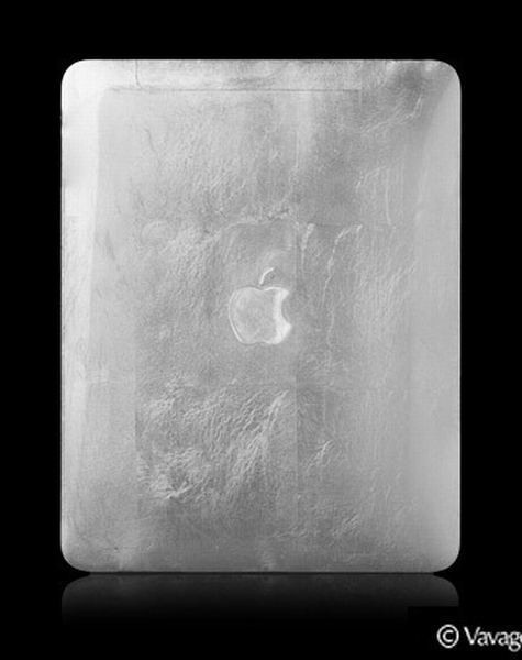 Vavagold Platinum iPad Giá: 2.329 USD Chiếc iPad được bọc bởi platinum, một trong những kim loại có giá nhất hành tinh. Nó cũng được thiết kế bởi Vavagold, một trong những tên tuổi hàng đầu trong việc mạ vàng. Vavagold đã sử dụng kỹ thuật mạ riêng cho mỗi chiếc iPad để đảm bảo rằng trên đời không có chiếc thứ hai giống thế. Chiếc iPad này là phiên bản 64GB, có wifi và 3G, bảo hành 12 tháng và đi kèm với giấy chứng nhận tính xác thực.