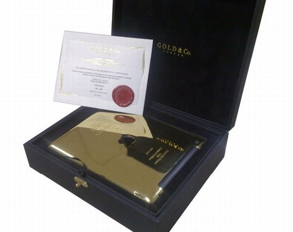 Gold & Co. Apple iPad 2 Giá: 5.500 USD Đây là chiếc iPad 2 dát vàng đầu tiên trên thế giới. Nó được chế tác từ vàng 24 carat nguyên chất và được làm theo yêu cầu của khách hàng. Mỗi một chiếc máy ra đời sẽ được đánh số và đựng trong hộp gỗ chế tác thủ công.