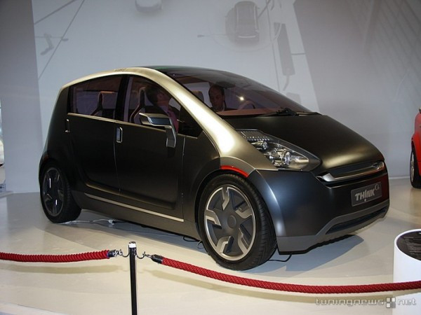 Th!nk Ox Th!nk, nhà sản xuất ô tô chạy điện mới thành lập ở Na Uy, đã đưa mẫu xe Ox ra thị trường vào năm 2011. Mẫu xe chạy điện này có thể sạc đầy 80% ắc quy trong chưa đến 1 tiếng và được trang bị tất cả những tính năng an toàn như một chiếc xe ô tô thông thường. Các tấm hấp thu năng lượng mặt trời trên nóc xe sẽ giúp cung cấp năng lượng cho hệ thống thiết bị điện trong cabin. Th!nk Ox cũng sẽ được trang bị hệ thống định vị toàn cầu GPS, bộ kết nối Internet di động.