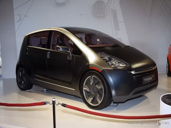 Th!nk Ox Th!nk, nhà sản xuất ô tô chạy điện mới thành lập ở Na Uy, đã đưa mẫu xe Ox ra thị trường vào năm 2011. Mẫu xe chạy điện này có thể sạc đầy 80% ắc quy trong chưa đến 1 tiếng và được trang bị tất cả những tính năng an toàn như một chiếc xe ô tô thông thường. Các tấm hấp thu năng lượng mặt trời trên nóc xe sẽ giúp cung cấp năng lượng cho hệ thống thiết bị điện trong cabin. Th!nk Ox cũng sẽ được trang bị hệ thống định vị toàn cầu GPS, bộ kết nối Internet di động.